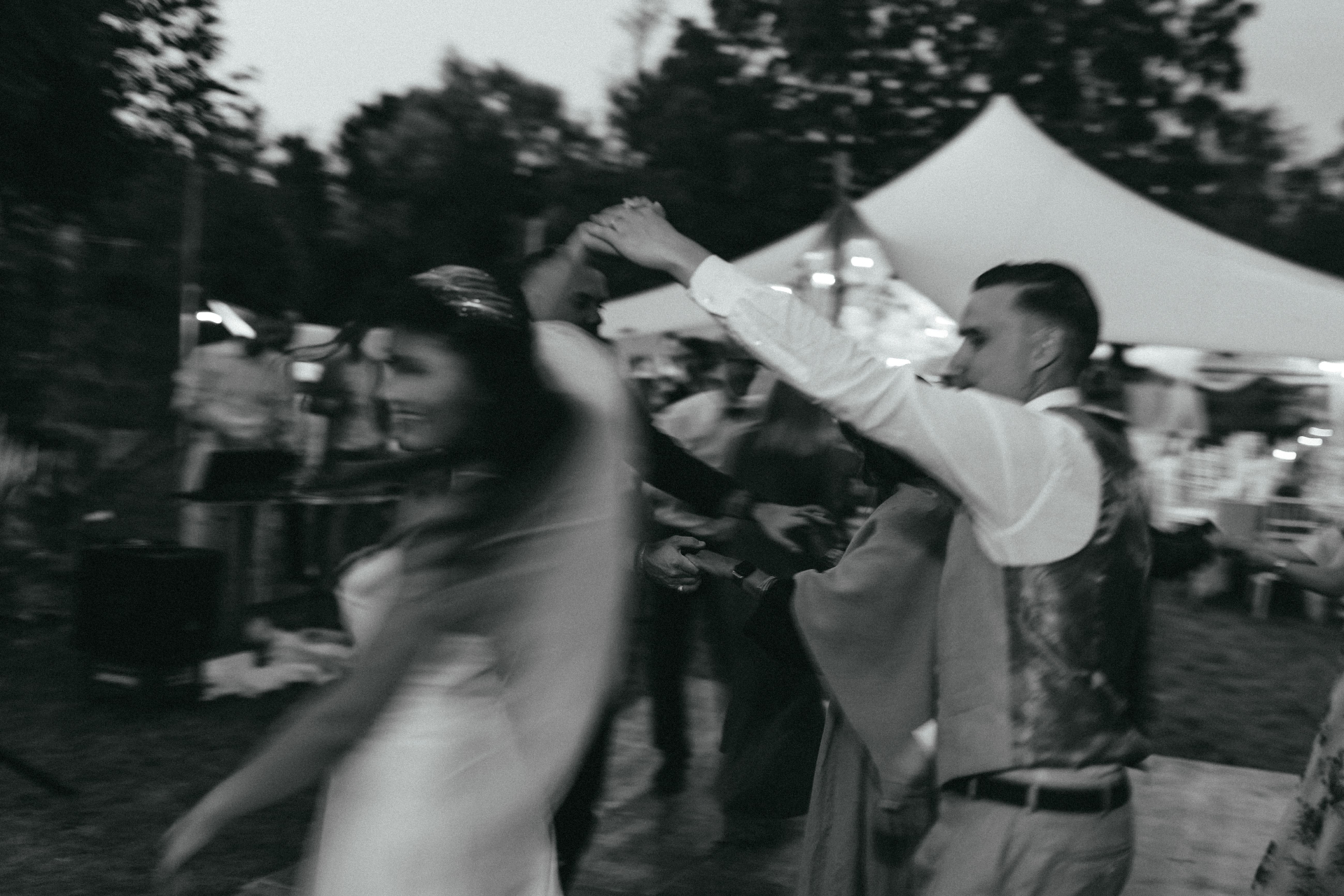Brautpaar beim Eröffnungstanz in Schwarzweiß – emotionale Hochzeitsfotografie Augsburg